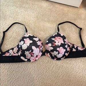 VS PINK 32D wear everywhere t-shirt lightly lined